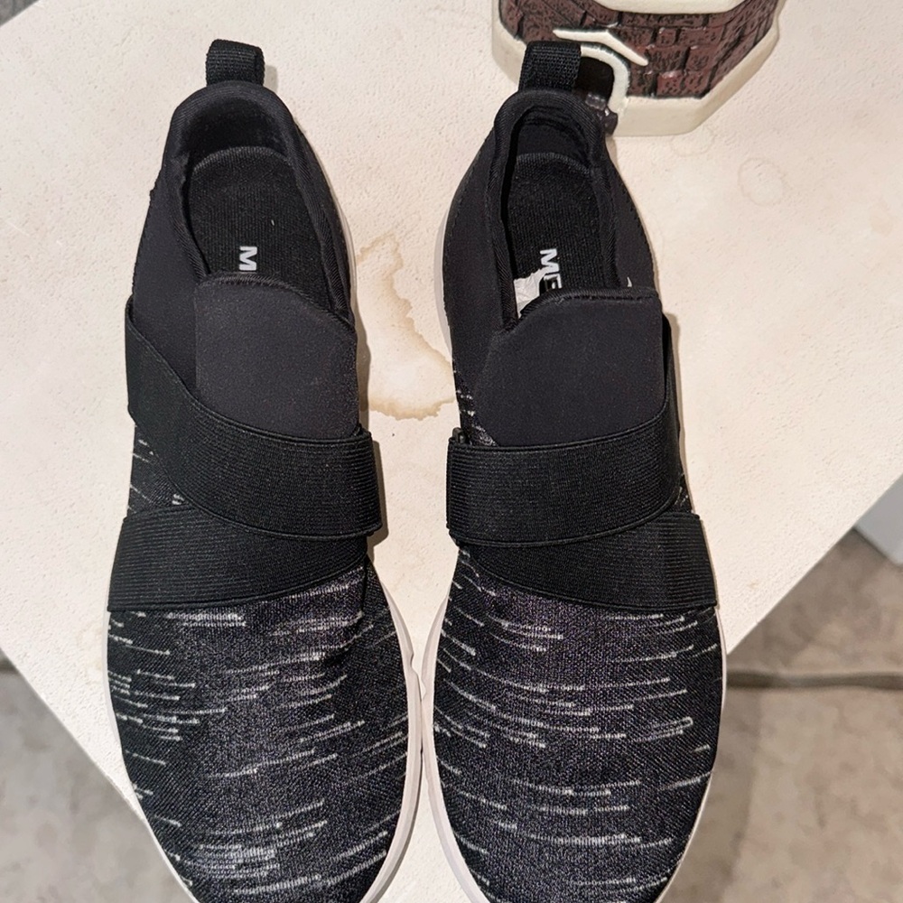 NWOT, Merrell black/ white slip on sneaker in black. size 9.